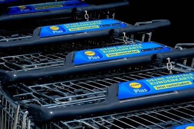 D?sseldorf 07.07.2021 Lidl Plus Kundenkarte App Werbung Einkaufswagen Trolley Lebensmittel Discounter Supermarkt Logo D-stock-foto