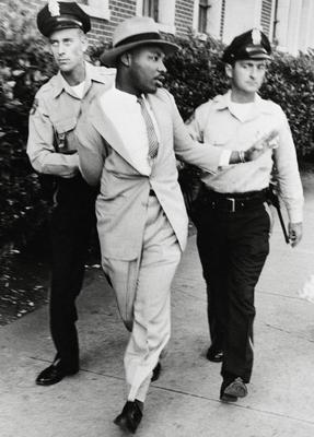 Police officers O.M. Strickland and J.V. Johnson arresting the Reverend Martin Luther King Jr. for loitering near a cou-stock-foto