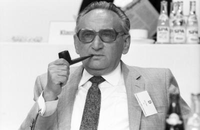 Egon Bahr SPD Politiker 08 86 rag Egon Bahr w?hrend des SPD Bundesparteitages 25 29 August 1986-stock-foto