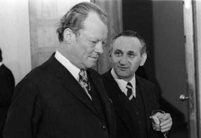 Bundeskanzler Willy Brandt (li., Deutschland/SPD) neben Egon Bahr (re., Deutschland/SPD/Staatssekret?r im Bundeskanzler-stock-foto