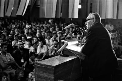 Kirchentag in Erfurt 10.- 12.6.1988. Der SPD-Politiker Egon Bahr ?u?erte sich in der ?berf?llten Lutherkirche unter and-stock-foto
