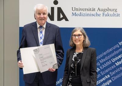 Verleihung der Ehrendoktorw?rde der Medizinischen Fakult?t der Universit?t Augsburg an Ministerpr?sident a.D. Horst Seehofer-stock-foto