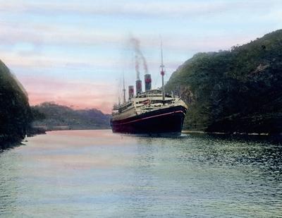 Amerika Ein stolzes Dampfschiff bei der Fahrt durch den Panamakanal. America, Northern, North, USA, United States of Ame-stock-foto