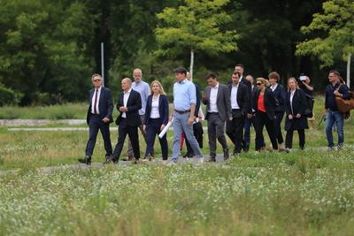 Verena Hubertz ?bergibt F?rderscheck in Potsdam-stock-foto
