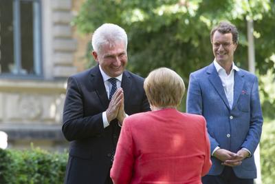 Bundeskanzlerin Angela MERKEL, CDU, gratuliert Prof. Dr. Andreas PINKWART, FDP, Minister fuer Wirtschaft, Innovation, Di-stock-foto