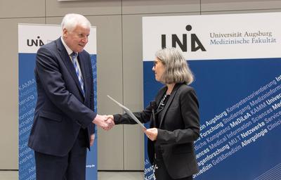 Verleihung der Ehrendoktorw?rde der Medizinischen Fakult?t der Universit?t Augsburg an Ministerpr?sident a.D. Horst Seehofer-stock-foto