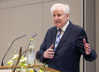 Verleihung der Ehrendoktorw?rde der Medizinischen Fakult?t der Universit?t Augsburg an Ministerpr?sident a.D. Horst Seehofer-stock-foto