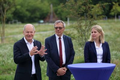 Verena Hubertz ?bergibt F?rderscheck in Potsdam-stock-foto