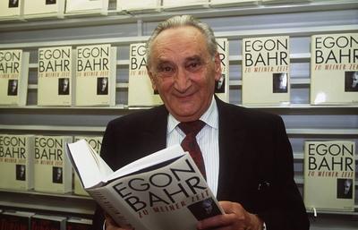 Egon Bahr SPD Politiker 10 96 am Mann Politik SPD Autor Schriftstellerei grauhaarig Halbglatze ser-stock-foto