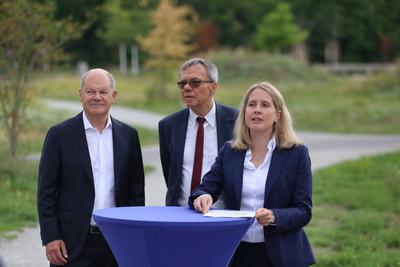 Verena Hubertz ?bergibt F?rderscheck in Potsdam-stock-foto