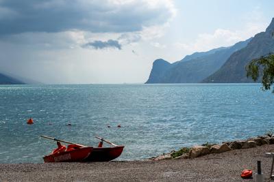 Nago-Torbole, Trentino, Italy - July 21, 2025: Storm on Lake Garda with extreme rainfall and thunderstorms. Lifeboat on-stock-foto