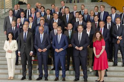 Gruppenbild Made For Germany mit Kanzler-stock-foto