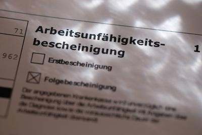 Leider krank. Die Arbeitsunf?higkeitsbescheinigung vom Hausarzt f?r den kranken Arbeitnehmer. M?nchen Bayern Deutschland-stock-foto