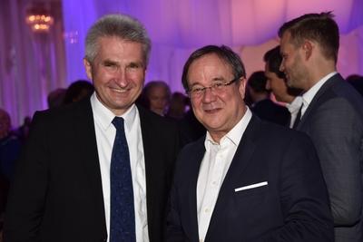Die Politiker Andreas Pinkwart FDP l r und Armin Laschet Ministerpr?sident des Landes Nordrhein-stock-foto