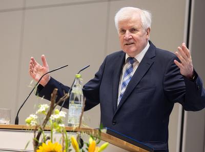 Verleihung der Ehrendoktorw?rde der Medizinischen Fakult?t der Universit?t Augsburg an Ministerpr?sident a.D. Horst Seehofer-stock-foto