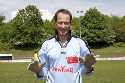Bildnummer: 54072039  Datum: 23.05.2010  Copyright: imago/StrussfotoMarkus Kn?fken, kickHIV Prominenten-Benefizfussballspiel, Adolf-J?ger-Kampfbahn in Hamburg-Altona  People Entertainment privat Fussball Benefiz Benefizspiel Portr?t premiumd kbdig xsk 2010 quer kick HIVBildnummer 54072039 Date 23 05 2010 Copyright Imago Strussfoto Markus Kn?fken kickHIV Celebrities Benefit Adolf Hunters Kampfbahn in Hamburg Altona Celebrities Entertainment private Football Benefit Benefit Portrait premiumd Kbdig xSK 2010 horizontal Kick HIV-stock-foto