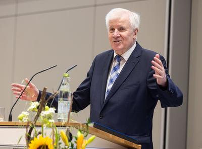 Verleihung der Ehrendoktorw?rde der Medizinischen Fakult?t der Universit?t Augsburg an Ministerpr?sident a.D. Horst Seehofer-stock-foto