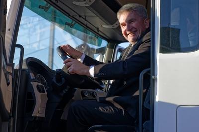 E Truck in D?sseldorf pr?sentiert NRW Wirtschafts und Digitalminister Prof Dr Andreas Pinkwart-stock-foto