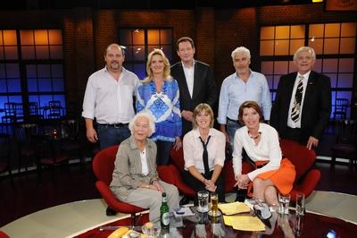Bildnummer: 55580977  Datum: 08.07.2011  Copyright: imago/Horst GaluschkaDie G?ste am 08.07.2011 bei der WDR Talkshow K?lner Treff in K?ln (l-r) Ingo Thiel, Claudia Kleinert, Eckart von Hirschhausen, Pino Persico, Michael Graeter, vorne sitzen Renate Delfs, Anja Wille, Bettina B?ttinger People Kultur Entertainment TV Fernsehshow Talkshow Shooting xdp premiumd 2011 quer Gruppe Renate Delfs Pino Persico Bettina B?ttinger Anja Wille Ingo Thiel Michael Graeter Claudia Kleinert Eckart von Hirschhausen Moderatorin G?ste 08072011 WDR Talkshow Studio K?lner Treff GruppenbildBildnummer 55580977 Date 08 07 2011 Copyright Imago Horst Galuschka the Guests at 08 07 2011 at the WDR Talk show Cologne Meeting in Cologne l r Ingo Thiel Claudia Kleinert Eckart from Hirschhausen Pino Persico Michael Graeter front sit Renate Delfs Anja Will Bettina B?ttinger Celebrities Culture Entertainment TV TV Talk show Shooting XDP premiumd 2011 horizontal Group Renate Delfs Pino Persico Bettina B?ttinger Anja Will Ingo Thiel Michael Graeter Claudia Kleinert Eckart from Hirschhausen Presenter Guests 08072011 WDR Talk show Studio Cologne Meeting Group photo-stock-foto