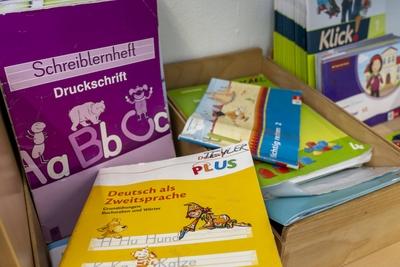 Klassenraum einer vierten Klasse, nach Schulschluss, das Geb?ude ist schon ?lter aber in gutem Zustand, Schulb?cher, Spr-stock-photo