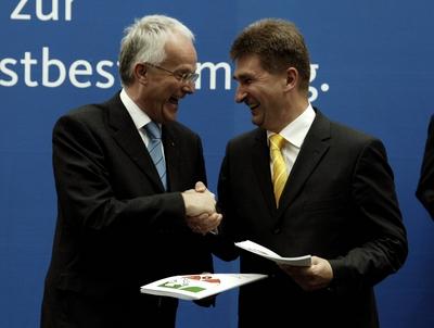 Bildnummer: 50969193  Datum: 20.06.2005  Copyright: imago/Rainer UnkelJ?rgen R?ttgers (li., GER/CDU/Ministerpr?sident NRW) und Andreas Pinkwart (GER/FDP/Minister f?r Innovation, Wissenschaft, Forschung und Technologie) anl?sslich der Unterzeichnung des Koalitionsvertrages zwischen CDU und FDP in Nordrhein-Westfalen - D?sseldorf, Personen , optimistisch , Freude; 2005, Berlin, Politiker, Landesregierung, Wissenschaftsminister, Minister, Landesminister, Koalitionsvertrag, Koalitionsvertr?ge, Ministerpr?sidenten, Shake hands, H?ndedruck, Handschlag, lachen,; , quer, Kbdig, Gruppenbild, close, Landespolitik, Politik, Deutschland, Randbild, People-stock-foto