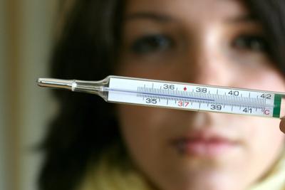 bb_008_70703298 (49693/BB_008_70703298), Junge Frau mit Fieberthermometer, ( INSADCO / Bilderbox) *** bb 008 70703298 49-stock-foto