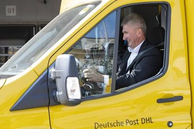 Inbetriebnahme des 10 000ester StreetScooter bei Deutsche Post DHL Group in K?ln Ehrenfeld Mechanis-stock-foto