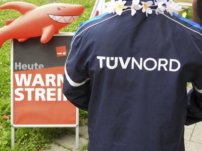 cntv TUEV NORD Buchstaben auf einer Jacke Beach Party statt Arbeit Protest mal anders Mitabeiter des TUEV NORD streiken in ungewohnter Form auf einer Beach Party statt Demozug vor dem Gewerkschaftshaus am Besenbilderhof am 22.Juli in Hamburg es gab Pool Enten-Prozente angeln und Leckerbissen vom BBQ-Grill alles unter dem Motto Stellt die 7 vor das Komma, dann wird es ein sch?ner Sommer Hamburg Deutschland *** cntv TUEV NORD letters on a jacket Beach party instead of work Protest with a difference Employees of TUEV NORD strike in an unusual form at a beach party instead of a demonstration in front of the trade union building at Besenbilderhof on July 22 in Hamburg there was pool duck fishing and delicacies from the BBQ grill all under the-stock-photo
