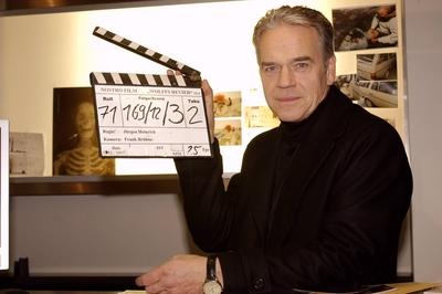 Bildnummer: 50846764  Datum: 02.02.2005  Copyright: imago/Manja Els?sserSchauspieler J?rgen Heinrich (GER/Hauptkommissar Andreas Wolff) mit Filmklappe am Set der Fernsehserie Wolffs Revier , Personen , Objekte; 2005, TV, Sat1, Sat 1,  Fernsehserien, Serie, Serien, , Pressetermin, Sets, Filmset, Filmsets, Klappe, Klappen, Filmklappen; , quer, Kbdig, Einzelbild, close, Film, Kunst, Deutschland, Randbild, People; Aufnahmedatum gesch?tzt-stock-foto