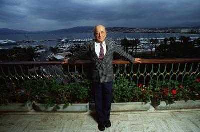 Bildnummer: 56735975  Datum: 01.10.1989  Copyright: imago/teutopressEduard Rhein (Journalist, Autor) in Cannes 10/89 h?r Mann Journalist Journalismus Autor Schriftsteller Schriftstellerei grauhaarig wei?haarig kurzhaarig Halbglatze seri?s Jackett Hemd Krawatte stehend drau?en Balkon Terrasse ganz quer l?chelnd aufst?tzend festhaltend Gel?nder im Hintergrund Landschaft Natur K?ste Wasser Meer Bucht Boote Homestory privat People Shooting xdp x0x 1989 quer Highlight  56735975 Date 01 10 1989 Copyright Imago teutopress Eduard Rhine Journalist Author in Cannes 10 89 hearing Man Journalist Journalism Author Writer Writing grauhaarig wei?haarig short Halbglatze seriously Jacket Shirt Tie standing outside Balcony Terrace whole horizontal smiling aufst?tzend festhaltend Railings in Background Landscape Nature Coast Water Sea Bay Boats Home story private Celebrities Shooting XDP x0x 1989 horizontal Highlight-stock-foto