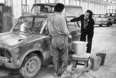 ! ACHTUNG Aufnahmedatum laut Beschriftung ! DDR, Sachsen, historisch, Verkehr, Kfz / Auto, Werkstatt / Werkst?tten, Repa-stock-foto