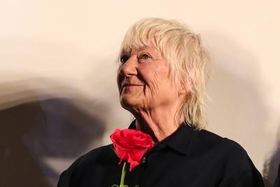 Schauspielerin Carmen Maja Antoni (77) mit einer Rose zum Abschied nach der Premiere - Filmpremiere mit Film-Preview im-stock-foto