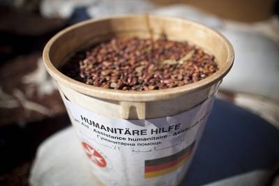 Nahrungsmittelverteilung durch die Johanniter Unfallhilfe in Nordkenia. Ausgabe von Bohnen an Einheimische. Teremukus,-stock-foto