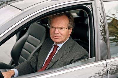 Bildnummer: 50383646  Datum: 30.10.2003  Copyright: imago/PlusphotoWerner E. Klatten (GER/Vorstandsvorsitzender EM.TV & Merchandising AG) blickt aus dem Fenster seines Dienstwagens , Objekte , Personen; 2003, M?nchen, Fotoshooting, Unternehmensf?hrung , Manager , Vorstand, Vorsitzender, Auto, Autos, EMTV, EM TV, Audi A6, Dienstwagen; , quer, Kbdig, Einzelbild, close, Medienunternehmen, Wirtschaft, Deutschland, Randbild, People / A 6-stock-foto