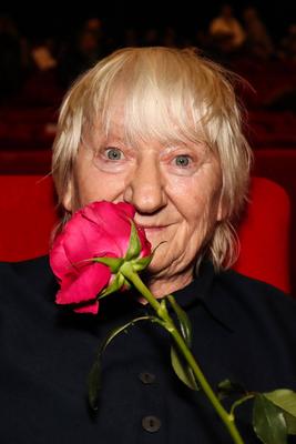 Schauspielerin Carmen Maja Antoni (77) mit einer Rose zum Abschied nach der Premiere - Filmpremiere mit Film-Preview im-stock-foto