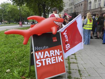 cntv Beach Party statt Arbeit Protest mal anders Mitabeiter des TUEV NORD streiken in ungewohnter Form auf einer Beach Party statt Demozug vor dem Gewerkschaftshaus am Besenbilderhof am 22.Juli in Hamburg es gab Pool Enten-Prozente angeln und Leckerbissen vom BBQ-Grill alles unter dem Motto Stellt die 7 vor das Komma, dann wird es ein sch?ner Sommer Hamburg Deutschland *** cntv beach party instead of work Protest in a different way Employees of TUEV NORD went on strike in an unusual form at a beach party instead of a demonstration in front of the trade union building at Besenbilderhof on July 22 in Hamburg there were pool duck percentages fishing and delicacies from the BBQ grill all under the motto Put the 7 in front of the comma, then i-stock-foto