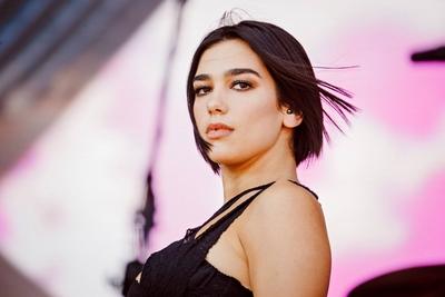 Lollapalooza Berlin 2018 S?ngerin Dua Lipa w?hrend eines Auftrittes im Rahmen des Lollapalooza Ber-stock-foto