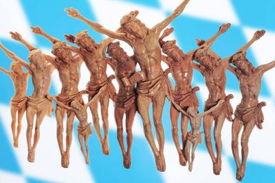 Kruzifixe, Christusfiguren vor bayerischer Fahne, Symbolfoto Gerichtsurteile Kreuzerlass und Kruzifix-Verbot, M?nchen, Juli 2025-stock-foto