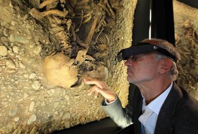 Bildnummer: 53511154  Datum: 05.10.2009  Copyright: imago/Steffen Schellhorn05.10.2009 // Pressekonferenz Landesamt f?r Arch?ologie und Denkmalpflege Sachsen Anhalt Halle zu Dreharbeiten ZDF Terra X : Tatort Eulau ein 4000 Jahre alter Mordfall ( 13 steinzeitliche Skelette von ermordeten Menschen wurden in Eulau geborgen und sind zum Teil im Landesmuseum ausgestellt ) Foto: Dr. Michael Baurmann Chefprofiler des Bundeskriminalamt BKA People Wissenschaft TV Portr?t PK kbdig xdp 2009 quer premiumd o00 SkelettBildnummer 53511154 Date 05 10 2009 Copyright Imago Steffen Schellhorn 05 10 2009 Press conference Landesamt for Archaeology and Denkmalpflege Saxony Anhalt Hall to Shooting ZDF Terra X Crime scene Eulau a 4000 Years Age Murder case 13 Stone Skeletons from Murdered People were in Eulau salvaged and are to Part in Landesmuseum issued Photo Dr Michael   the Bundeskriminalamt BKA Celebrities Science TV Portrait press conference Kbdig XDP 2009 horizontal premiumd o00 Skeleton-stock-foto