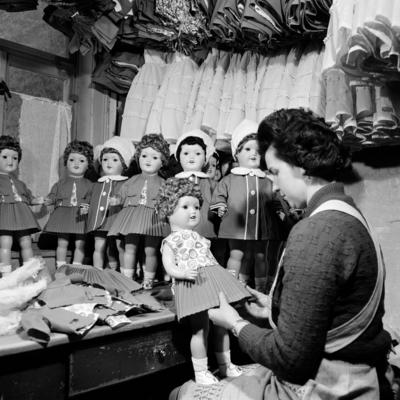 Bildnummer: 53018704  Datum: 12.10.1962  Copyright: imago/Kai BienertAngestellte der PGH Puppenspiele in Oberlind zieht Puppen an, Personen; 1962, Oberlind, DDR, Deutsche Demokratische Republik, sw, Fabrik, Spielwaren, Spielzeug, Produktion, Puppe, Puppen, Spielwarenfabrik, Produktionsgenossenschaft des Handwerks, Puppenkleider, Kleider; , Quadrat, Kbneg, Einzelbild, Spielwarenindustrie, Wirtschaft, Arbeitswelten, Gesellschaft,  , Wirtschaft, EuropaBildnummer 53018704 Date 12 10 1962 Copyright Imago Kai Bienert Employees the PGH Puppet shows in Oberlind shoots Dolls to People 1962 Oberlind GDR German Democratic Republic black and white Factory Toys Toys Production Doll Dolls Toy factory Production cooperative the Crafts Doll clothes Clothes Square Kbneg Single Toy industry Economy world of work Society Economy Europe-stock-foto