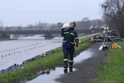 Hochwasser an der Ruhr Feuerwehr, THW und DLRG sichern am 23.12.2023 den Ruhrdeich in Oberhausen. *** Floods on the Ruhr-stock-foto