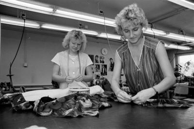 PGH Rustri 19 06 1990 DDR Chemnitz Wirtschaft Handwerk Produktion PGH Rustri Schneiderei Chem-stock-foto