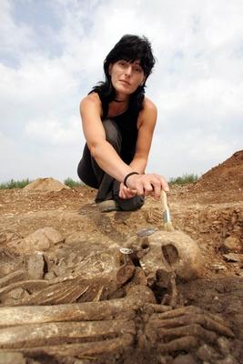 Bildnummer: 50892086  Datum: 22.08.2005  Copyright: imago/Steffen SchellhornGrabungstechnikerin Maren Fritsch legt ein Skelett einer Vierfachbestattung aus der Schnurkeramikerzeit in Eulau frei, Personen; 2005, Eulau, Skelett, Skelette, Fundstelle, Fundstellen, Ausgrabung, Ausgrabungen, ausgraben, frei legen, schnurkeramisch, schnurkeramisches, Knochen, Sch?del, ?berrest, ?berreste, arch?ologisch, arch?ologische, Fund, Funde, Landesamt f?r Arch?ologie und Vorgeschichte Sachsenanhalt, Grabungstechniker, Frau, Frauen; , hoch, Kbdig, Einzelbild, Deutschland, Arbeitswelten, Gesellschaft,  , Arch?ologie, Wissenschaft,-stock-foto
