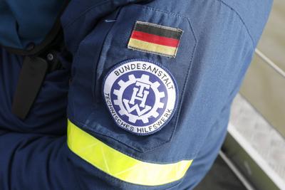 04.02.2021 Bundesanstalt Technisches Hilfswerk THW Logo auf einem Arm an der Uniform , *** 04 02 2021 Federal Agency for-stock-foto
