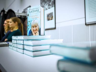 Bildnummer: 59425273  Datum: 16.03.2013  Copyright: imago/STAR-MEDIAMDR FIGARO - Cafe. MDR FIGARO-Cafe zum Buch Im Leben gibt es keine Proben von Schauspielerin und Autorin Carmen-Maja Antoni ( GER ) am 16.03.2013 in der Stadtbibliothek Leipzig. People Kultur Literatur PK Pressetermin xdp x0x 2013 quer 2013 Buch B?cher quer Querformat Auftritt B?hne Deutschland FIGARO Kultur Kunst Leipzig Literatur MDR Mitteldeutscher Rundfunk Person Personen Radio Sachsen Unterhaltung 59425273 Date 16 03 2013 Copyright Imago Star Media MDR Figaro Cafe MDR Figaro Cafe to Book in Life gives it none Samples from Actress and Author Carmen Maja Antoni ger at 16 03 2013 in the City Library Leipzig Celebrities Culture Literature press conference Press call XDP x0x 2013 horizontal 2013 Book Books horizontal Landscape Appearance Stage Germany Figaro Culture Art Leipzig Literature MDR resources Broadcasting Person People Radio Saxony Entertainment-stock-foto