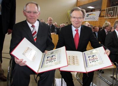PK Reinhold Messner Dr. Wolfgang Schaeble, Werner Klatten mit 10 Eoro SonderMuenze und SonderBriefmarken / bei der offiz-stock-foto