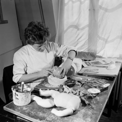 Bildnummer: 53018705  Datum: 12.10.1962  Copyright: imago/Kai BienertAngestellte der PGH Puppenspiele in Oberlind formt K?pfe f?r Puppen, Personen; 1962, Oberlind, DDR, Deutsche Demokratische Republik, sw, Fabrik, Spielwaren, Spielzeug, Produktion, Puppe, Puppen, Spielwarenfabrik, Produktionsgenossenschaft des Handwerks; , Quadrat, Kbneg, Einzelbild, close, Spielwarenindustrie, Wirtschaft, Arbeitswelten, Gesellschaft,  , Wirtschaft, EuropaBildnummer 53018705 Date 12 10 1962 Copyright Imago Kai Bienert Employees the PGH Puppet shows in Oberlind shapes Heads for Dolls People 1962 Oberlind GDR German Democratic Republic black and white Factory Toys Toys Production Doll Dolls Toy factory Production cooperative the Crafts Square Kbneg Single Close Toy industry Economy world of work Society Economy Europe-stock-photo
