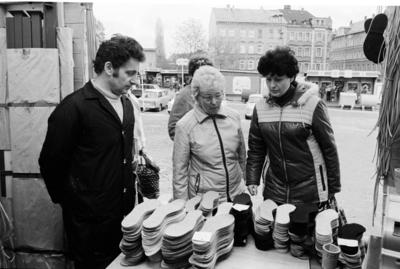 Markttag 04 05 1985 Karl Marx Stadt DDR Markttag in der Stadt Basar Markth?ndler Wellensitich-stock-photo