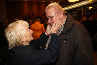Schauspielerin Carmen Maja Antoni (77) begr?sst Schauspieler Horst Krause (80) vor der Premiere - Filmpremiere mit Film--stock-foto