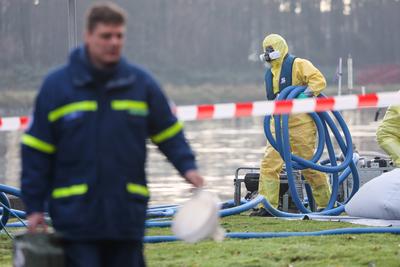 ?l-Einsatz am Nord-Nordsee-Kanal DEU, Deutschland, Brunsb?ttel: Einsatzkr?fte in Schutzanz?gen sind bei der ?l-Bek?mpfu-stock-foto